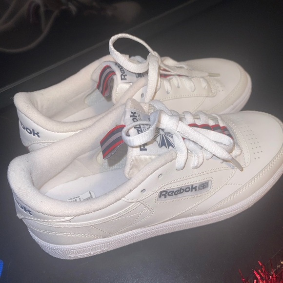 Reebok Shoes - White Reebok Shoes 🤍